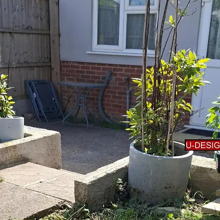 Lu3 Best Bungalow Budget Luton  Exterior photo