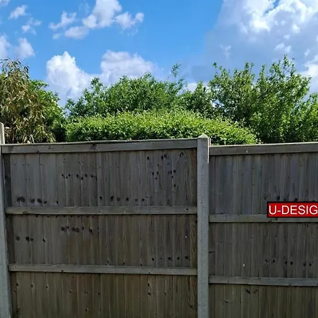 Lu3 Best Bungalow Budget Luton  Exterior photo